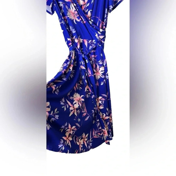 ELIZA J faux wrap floral dress. Fit&flare,belted,surplice, cap sleeves, - Picture 4 of 10